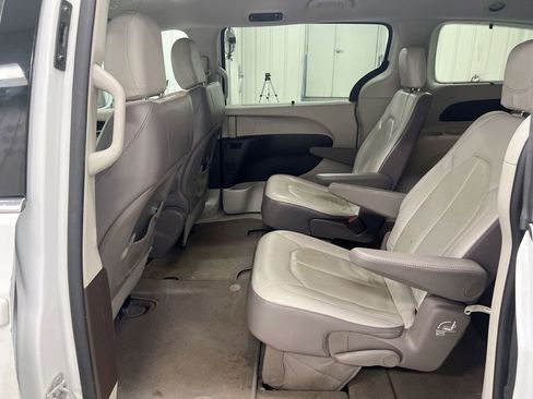 Used 2018 Chrysler Pacifica Touring-L FWD image 22