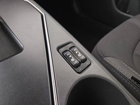 Used 2025 Subaru Crosstrek 2.0i Premium image 25