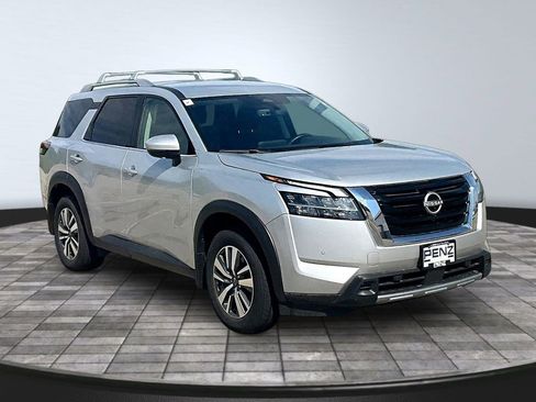 Used 2024 Nissan Pathfinder SL AWD/4WD image 3