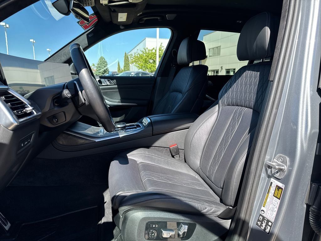 Used 2025 BMW X7 M60i AWD/4WD image 13