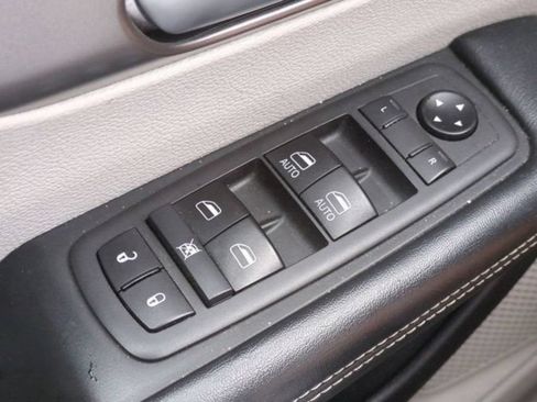 Used 2021 Chrysler Pacifica Touring-L FWD image 22