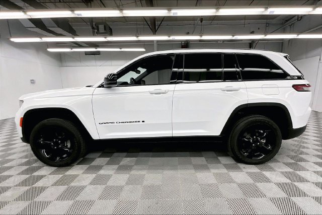 Used 2023 Jeep Grand Cherokee Altitude AWD/4WD image 14