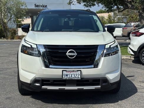 Used 2024 Nissan Pathfinder SL w/ SL Premium Package FWD image 3