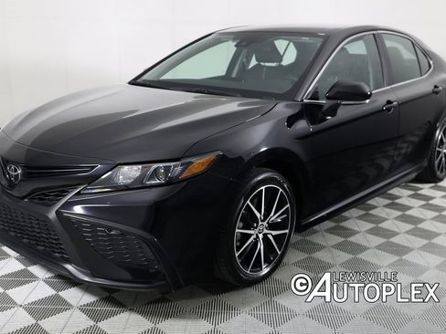Used 2024 Toyota Camry SE image 9