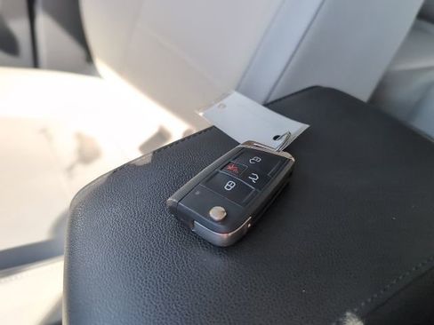 Used 2020 Volkswagen Tiguan SE image 28