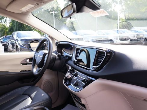 Used 2024 Chrysler Pacifica Touring-L FWD image 35