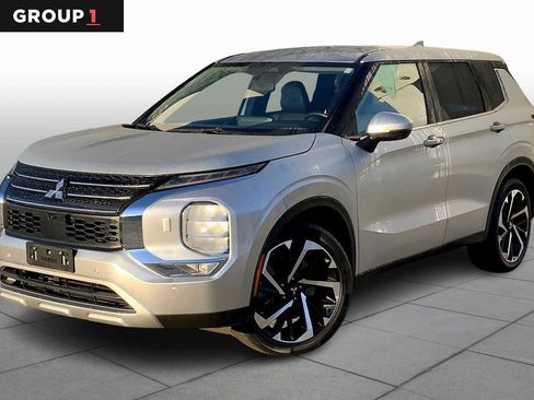 Used 2023 Mitsubishi Outlander SE image 1