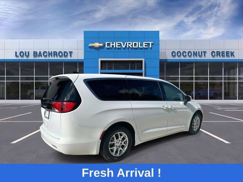 Used 2023 Chrysler Voyager LX image 8