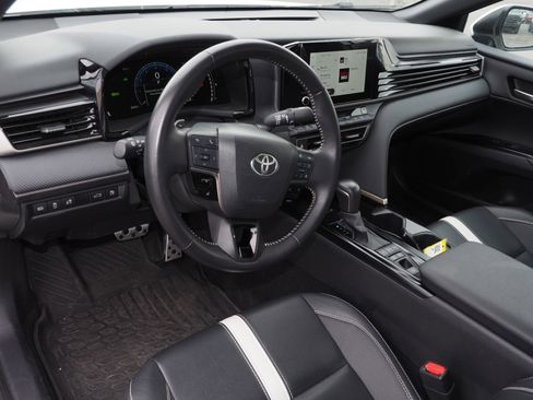 Used 2025 Toyota Camry SE image 9