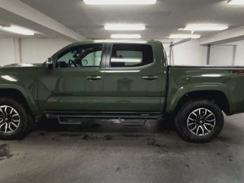 Used 2022 Toyota Tacoma TRD Sport w/ TRD Premium Sport Package AWD/4WD image 5
