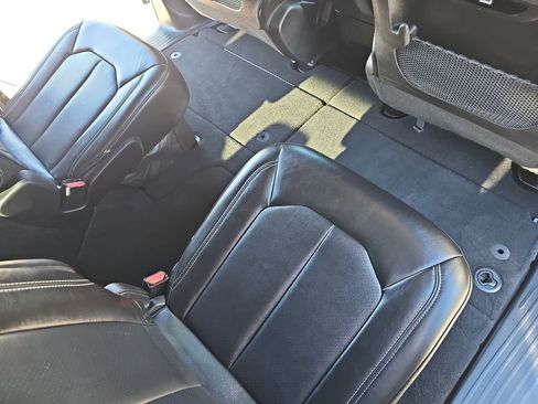 Used 2025 Chrysler Pacifica Select image 11