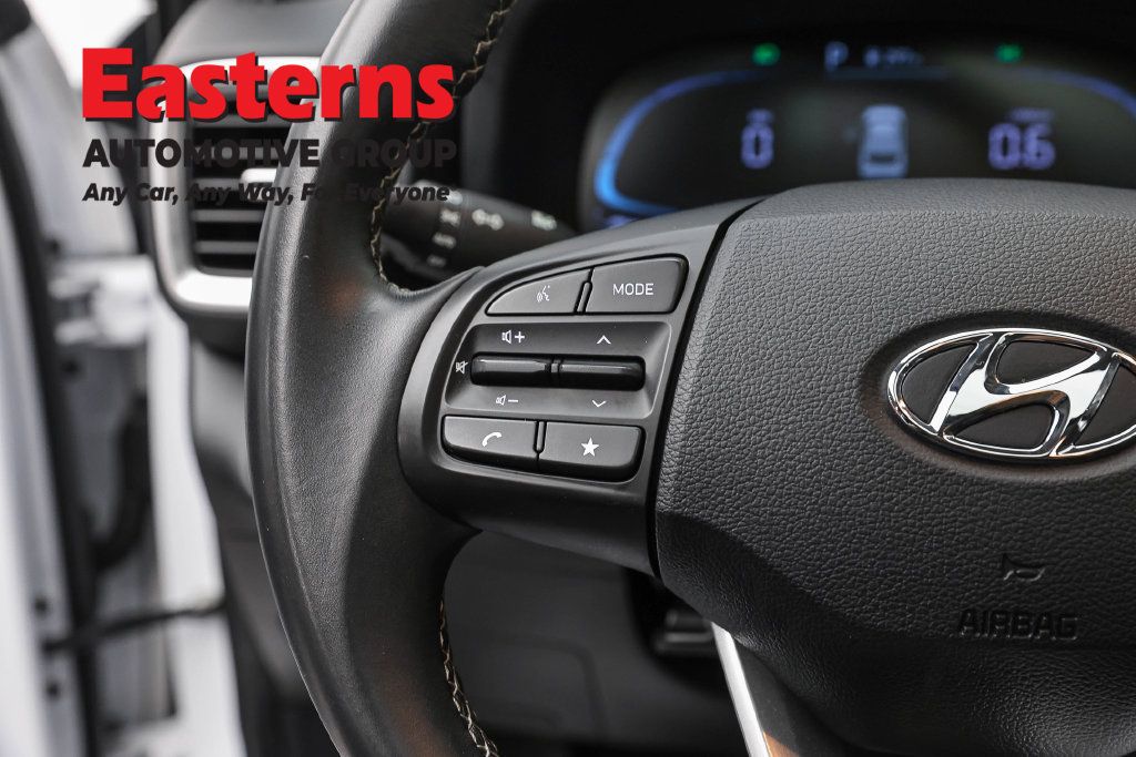 Used 2025 Hyundai Venue SEL FWD image 16
