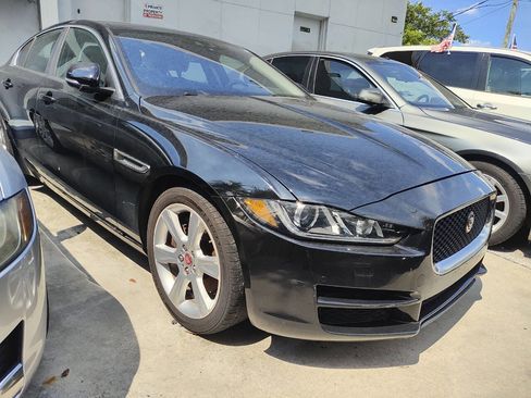 Used 2017 Jaguar XE Premium image 7