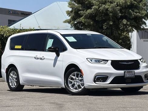 Used 2024 Chrysler Pacifica Touring-L FWD image 2