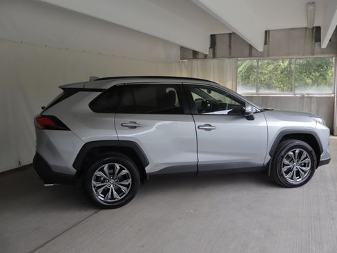 Used 2022 Toyota RAV4 Limited AWD/4WD image 6