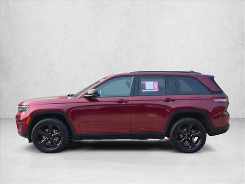 Used 2022 Jeep Grand Cherokee Altitude AWD/4WD image 8