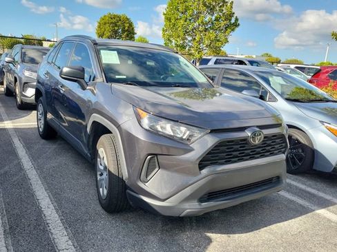 Used 2020 Toyota RAV4 LE FWD image 3