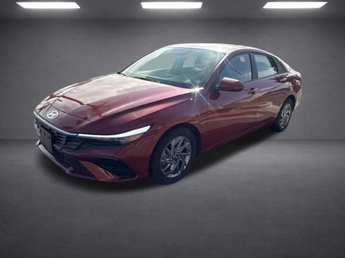 Used 2024 Hyundai Elantra SEL FWD image 2