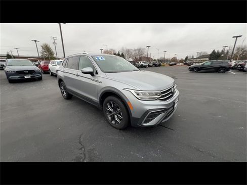 Used 2022 Volkswagen Tiguan SE image 2