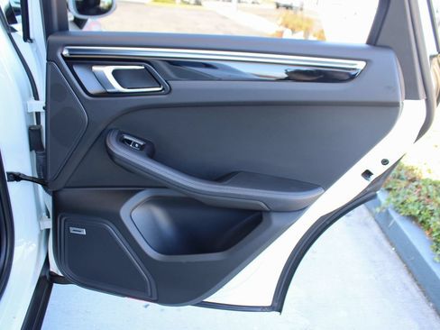 Used 2020 Porsche Macan AWD/4WD image 45