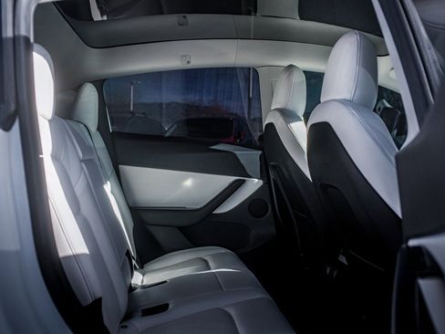 Used 2020 Tesla Model Y Long Range image 33