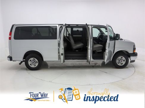 Used 2017 GMC Savana 3500 LT w/ LT Preferred Equipment Group image 3