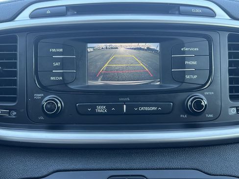 Used 2016 Kia Sorento LX w/ LX Convenience Package image 3