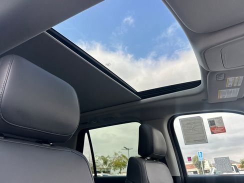 New 2025 Ford Expedition Active image 18