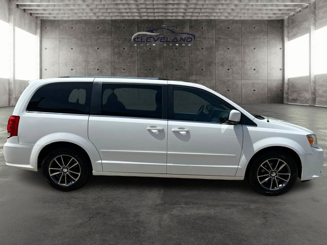 Used 2017 Dodge Grand Caravan SXT FWD image 2