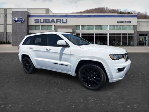 Used 2018 Jeep Grand Cherokee Altitude AWD/4WD image 3
