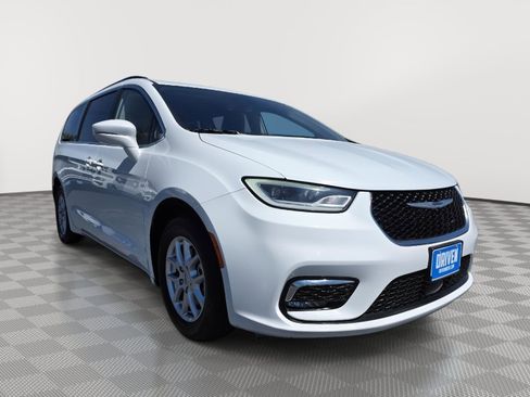 Used 2022 Chrysler Pacifica Touring-L FWD image 3