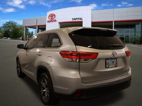 Used 2017 Toyota Highlander LE FWD image 5