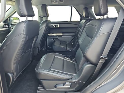 Used 2021 Ford Explorer XLT w/ Equipment Group 202A AWD/4WD image 14