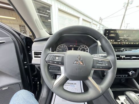 New 2026 Mitsubishi Outlander ES image 14