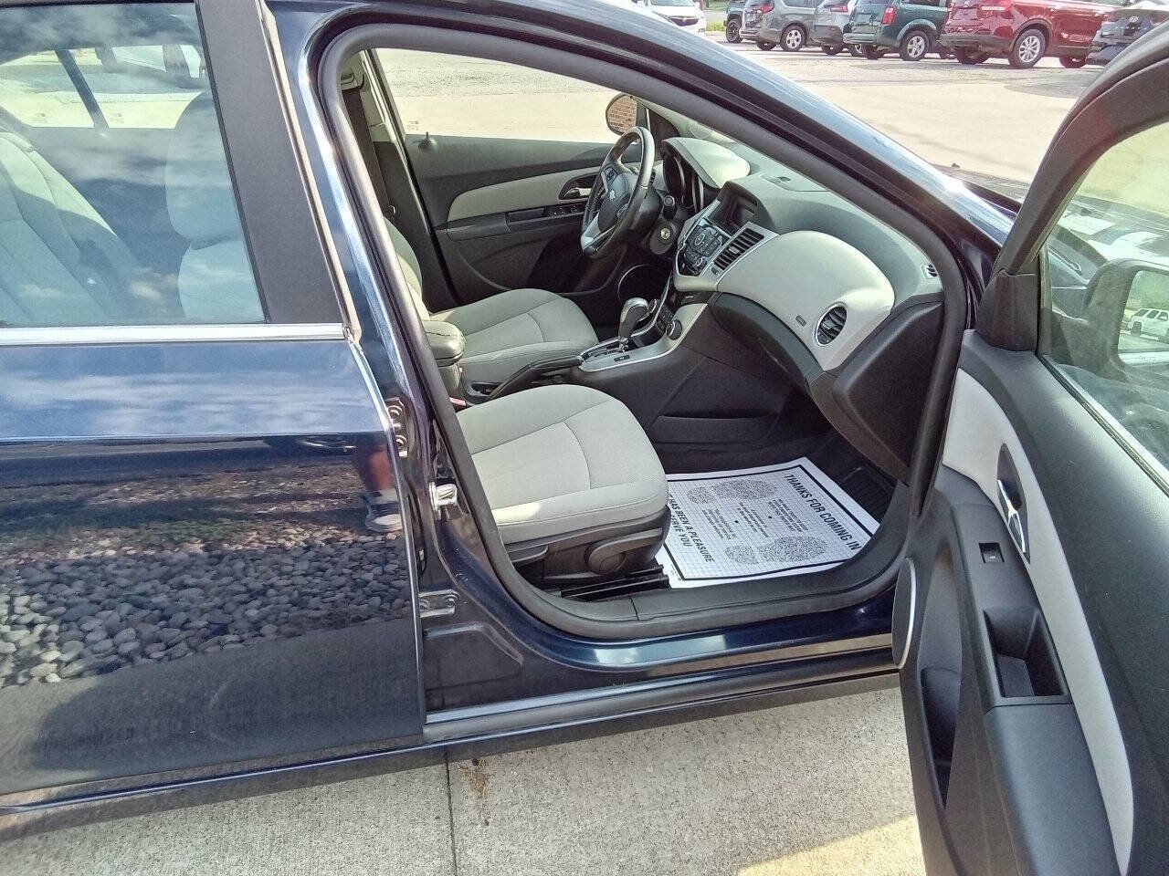 Used 2011 Chevrolet Cruze LT FWD image 4
