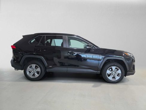 Used 2025 Toyota RAV4 XLE AWD/4WD image 2
