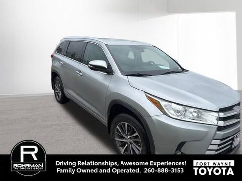 Used 2017 Toyota Highlander XLE AWD/4WD image 3