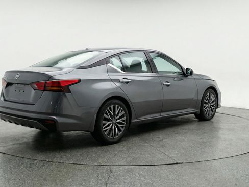 Used 2025 Nissan Altima 2.5 SV FWD image 9