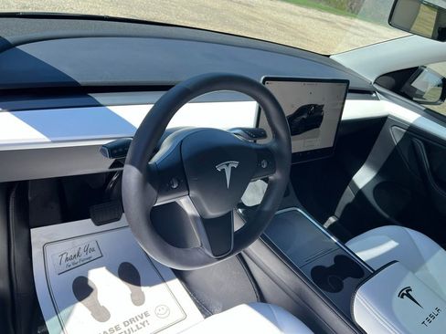 Used 2024 Tesla Model Y Long Range image 31