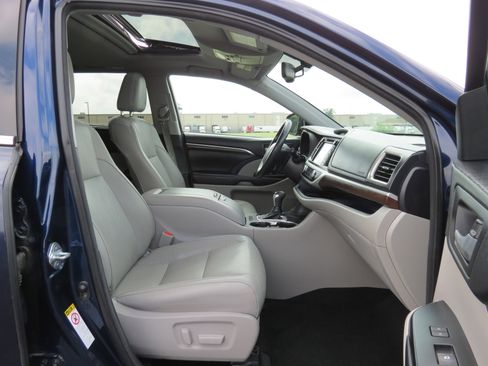 Used 2016 Toyota Highlander Limited image 39