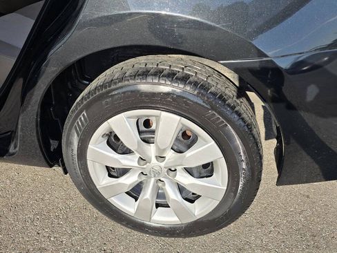 Used 2015 Toyota Corolla LE FWD image 12
