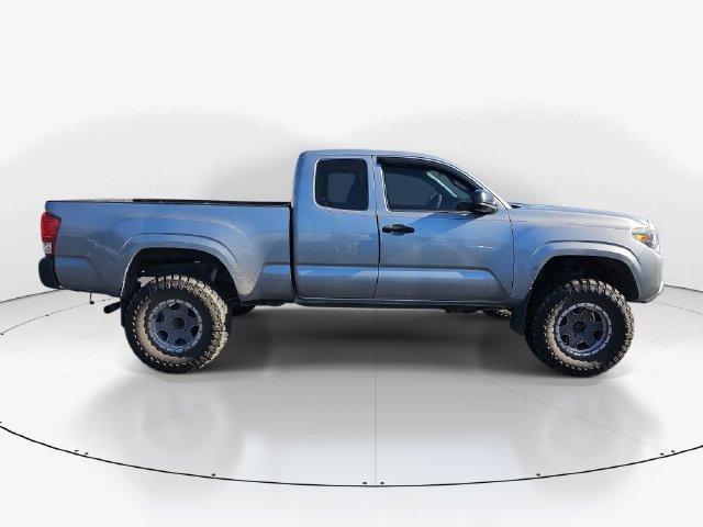 Used 2017 Toyota Tacoma SR AWD/4WD image 2