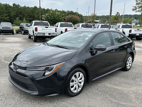 Used 2023 Toyota Corolla LE image 3