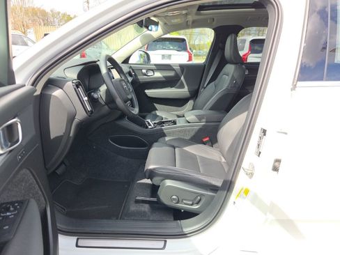 Certified 2025 Volvo XC40 B5 Plus image 4