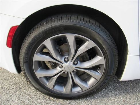 Used 2017 Chrysler Pacifica Limited FWD image 8