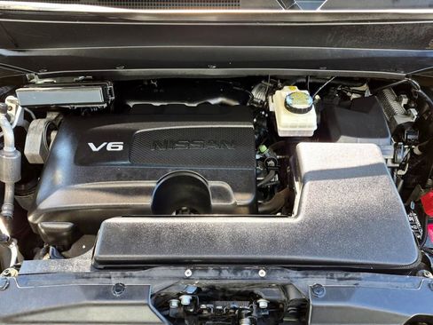 Used 2017 Nissan Pathfinder Platinum image 11