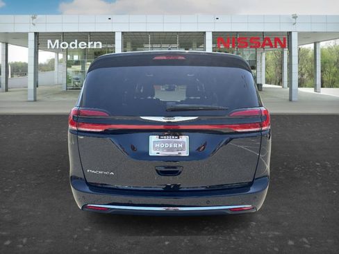 Used 2025 Chrysler Pacifica Select FWD image 4