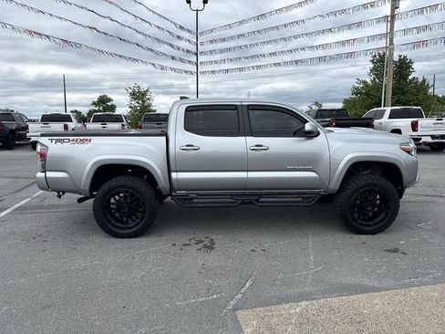 Used 2022 Toyota Tacoma TRD Sport w/ Technology Package AWD/4WD image 14