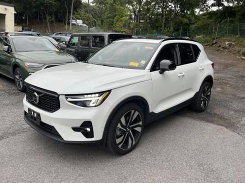 Used 2024 Volvo XC40 B5 Plus w/ Protection Package Premier AWD/4WD image 3
