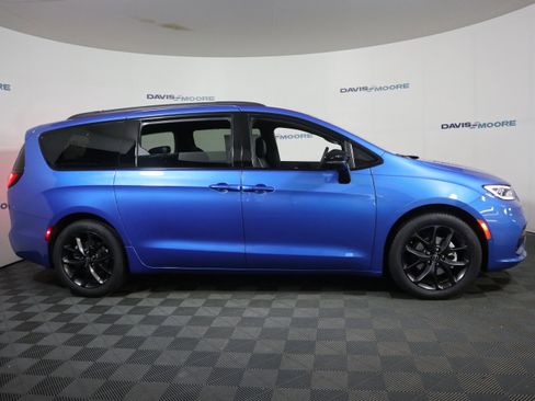 New 2026 Chrysler Pacifica Limited image 4